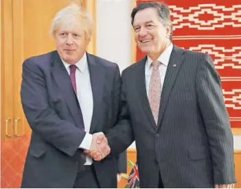  ??  ?? ► El secretario de Estado para las RR.EE. del Reino Unido, Boris Johnson, junto al canciller Roberto Ampuero.