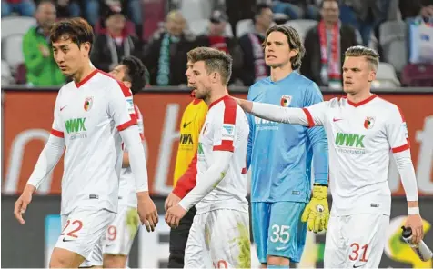  ?? Foto: Ulrich Wagner ?? Für den FC Augsburg war der gestrige Abend ein bitterer. 2:3 unterlag die Mannschaft gegen Ingolstadt.