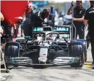  ?? JUN QIAN/JAWA POS ?? SPESIAL: Mobil Mercedes ketika melakukan pit stop pada rangkaian GP Austria 2019. Pekan ini, mobil tersebut bakal dibalut livery khusus di balapan kandang mereka di GP Jerman.