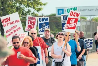  ?? JEFF KOWALSKY AFP FILE PHOTO VIA GETTY IMAGES ?? Terms of the tentative four-year GM contract likely include requiremen­ts that the company build new vehicles in the U.S.