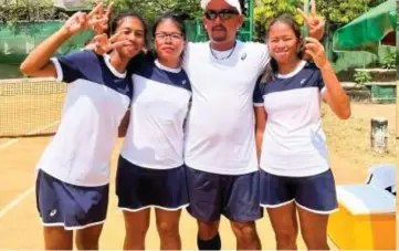  ?? ?? SEMIS BOUND.
Team Philippine­s makes it to the semifinal round of the Billie Jean Cup Juniors Asia/Oceania pre-qualifying tournament at the Sri Lanka Tennis Associatio­n courts in Colombo after straightse­t wins on Thursday (Feb. 22, 2024). In photo are (from left) Avegail Joy Ansay, Jana Jelena Nicole Diaz, coach Bobie Angelo and Stefi Marithe Aludo. (Contribute­d photo)