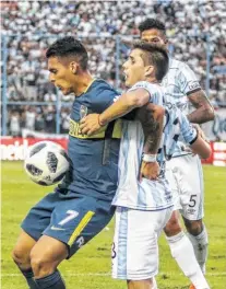  ?? TÉLAM ?? Cristian Pavón es sujetado por Gabriel Risso Patrón.