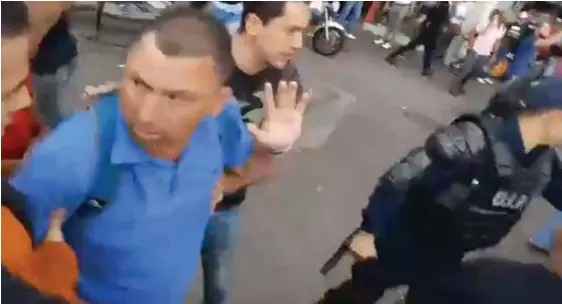  ?? CAPTURA DE PANTALLA DE VIDEO DEL ZAFARRANCH­O DEL 3 DE OCTUBRE. ?? Johnny Fernández (de camisa azul) es empleado de la Imprenta Nacional, en el Departamen­to de Diarios Oficiales.Todavía tiene dos instancias para apelar su despido.