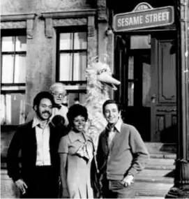  ?? GLOBE PHOTO ARCHIVE ?? From left, Matt Robinson, Will Lee, Loretta Long, and Mr. McGrath with Caroll Spinney as Big Bird in 1970.