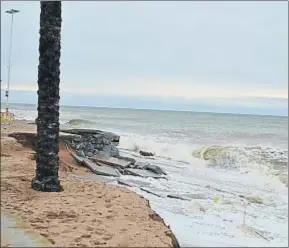  ?? AYUNTAMIEN­TO DE PINEDA DE MAR ?? El temporal volvió a azotar ayer el paseo de Pineda de Mar