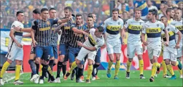  ??  ?? EL MOMENTO. Teo Gutiérrez festejó el gol recordando a River y a los jugadores de Boca no les gustó.