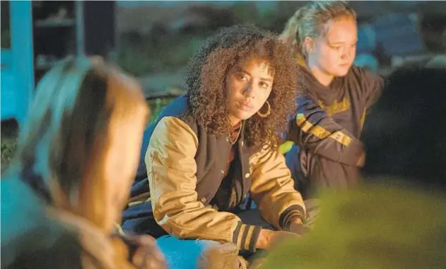  ?? KAILEY SCHWERMAN/SHOWTIME ?? Jasmin Savoy Brown, left, and Liv Hewson in “Yellowjack­ets.”
