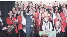  ?? RP-FOTO: THOMAS LAMMERTZ ?? Prinz Stefan II. grüßt das närrische Volk in Hüls. Gemeinsam mit seiner Prinzessin Nicole II. führt er durch die Session.