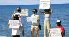  ?? COURTESY OF MATTHEW VINCENT TABILOG —PHOTO ?? YOUTH VOICE Students and residents express their sentiments against a proposed reclamatio­n project that will affect 174 hectares in Dumaguete City's shoreline.