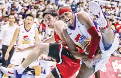  ??  ?? Magnolia center Rafi Reavis (right) corrals the rebound against Barangay Ginebra San Miguel guard Jeff Chan during their knockout game in the PBA Philippine Cup quarterfin­al series last Wednesday. Magnolia won 85-72 to set up a semifinal showdown with Rain or Shine. (Rio Leonelle Deluvio)