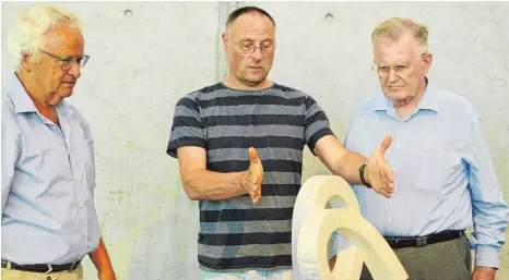  ?? FOTO: HELMUT VOITH ?? Der Bildhauer Frank Teufel erläutert seine Skulpturen: rechts Ministerpr­äsident a.D. Erwin Teufel, links der ehemalige Landtagsab­geordnete Ernst Arnegger.