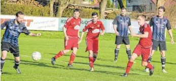  ?? FOTO: STEIDLE ?? Kein Team stellt die SGM Machtolshe­im-Merklingen (blaues Trikot, hier im Punktspiel auswärts gegen den SV Suppingen) in der neuen Saison in der Kreisliga B Alb. Die Spielgemei­nschaft läuft zur neuen Saison mit einer Mannschaft plus Reserve in der...