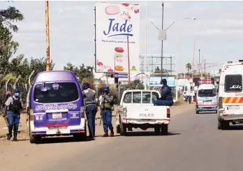  ??  ?? Police ensure that non-Zupco commuter omnibus do not carry passengers along Chitungwiz­a road in Harare yesterday. — Picture: Justin Mutenda