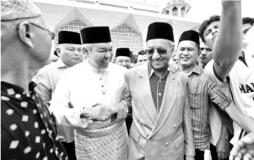  ?? - Bernama photo ?? Deputy Prime Minister Datuk Seri Dr Ahmad Zahid Hamidi greeting former prime minister Tun Dr Mahathir Mohamad after preforming Friday prayers at Putra Mosque yesterday.