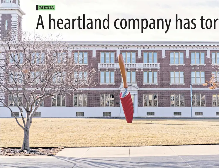  ??  ?? MAIN PHOTO A 24-foot sculpture of a trowel by Claes Oldenburg and Coosje van Bruggen sits outside the Meredith Corp headquarte­rs in Des Moines.