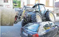  ?? FOTO: RALF HETTLER/DPA ?? Landwirtsc­haftliche Fahrzeuge sind in der Erntezeit oft auf den Straßen anzutreffe­n. Daher ist derzeit von allen Verkehrste­ilnehmern besondere Vorsicht gefordert.