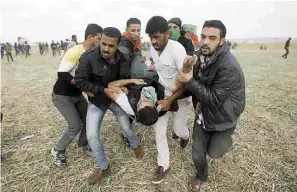  ??  ?? Se enfrentan. Los manifestan­tes lanzaron piedras y llantas desde la frontera al lado de Israel, a lo cual el Ejército de ese país respondió con disparos que dejaron varios muertos, la mayoría jóvenes.