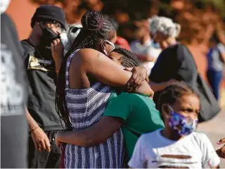  ?? Elizabeth Conley / Staff photograph­er ?? People wait to get a free warm meal and water from Ray’s BBQ Shack, the Texans and Houston City Council member Carolyn Evans-Shabazz in Third Ward.