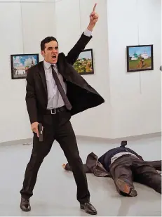  ?? FOTO: DPA ?? Das Foto entstand kurz nach dem Anschlag auf einen Diplomaten.