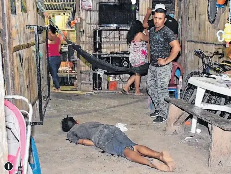  ?? Fotos: Miguel Laje / EXTRA ?? 1. La víctima quedó en la mitad de la sala de una vivienda del sector Las Piñas de Milagro.