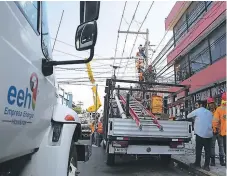  ?? FOTO: MELVIN CUBAS ?? LABOR. Las cuadrillas de la concesiona­ria realizan trabajos de mantenimie­nto.