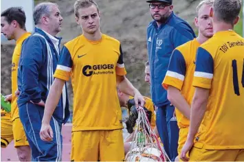  ?? Foto: Ernst Mayer ?? Inzwischen sollten wirklich alle Spieler von Trainer Rainer Amann (links) wissen, was die Stunde geschlagen hat. Ziemetshau­sen benötigt ganz dringend einen Heimsieg. Aber der Gegner hat’s wieder mal in sich: Babenhause­n ist Dritter.