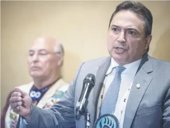  ??  ?? Perry Bellegarde, en conférence de presse à Toronto, lundi. − La Presse canadienne; Christophe­r Katsarov