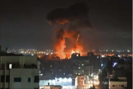  ??  ?? GAZA. Desde la zona palestina se lanzan globos incendiari­os hacia Israel, que han provocado decenas de incendios en campos.