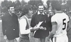  ?? FOTO: WITTERS ?? Ehrfurchts­voller Blick zum angehenden „Kaiser“: Horst Wohlers und Franz Beckenbaue­r bei einem Spiel des FC Bayern in St. Pauli.