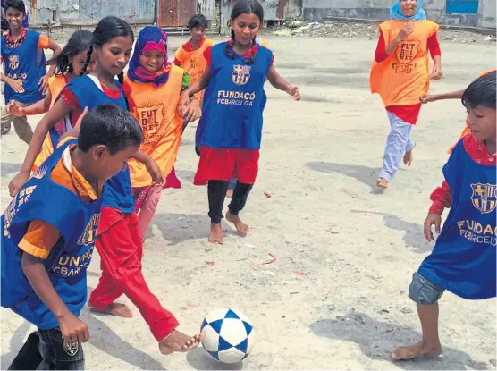  ??  ?? Nupur, admiradora de Messi, lleva la pelota en un partido de FutbolNet; a la derecha, en la pequeña escuela a la que asiste