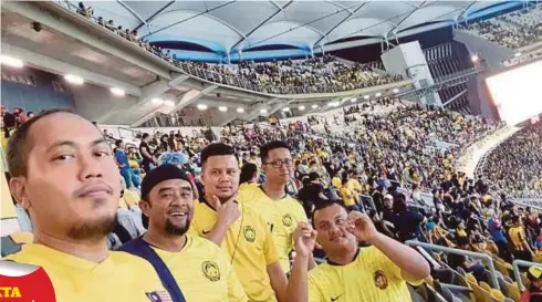  ??  ?? MOHD Fariq, (empat dari kiri) dan Fakarudin (dua dari kiri) bersama sebahagian penyokong ketika menyaksika­n skuad Harimau Malaya menentang Vietnam di Stadium Nasional Bukit Jalil, Selasa lalu. Mereka akan bertandang ke Stadium Nasional My Dinh, Hanoi dalam aksi kedua final Piala Suzuki AFF hari ini.