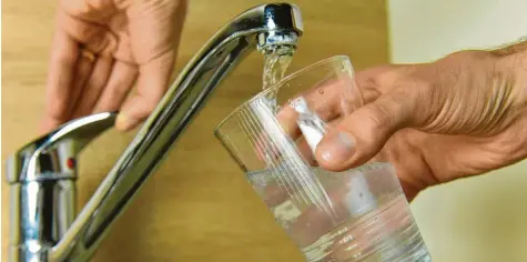  ?? Archivfoto: Weizenegge­r ?? Experten warnen, dass in Schwaben viele Wasserleit­ungen marode sind. In Nördlingen und Donauwörth halten sich die Rohrbrüche in Grenzen.