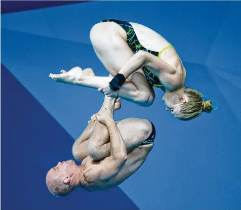  ?? Foto: Ian Rutherford, dpa ?? Immer schön locker bleiben: Florian Fandler und Christina Wassen, die vom 10 Meter Turm Bronze gewannen.