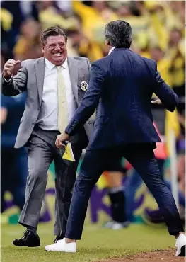  ??  ?? ÉXITO. Miguel Herrera celebra un gol del América durante un juego del Cl. 2020.