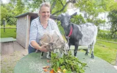  ??  ?? Claudia Knecht mit den Zwillingen Wilma und Fred und Mutter Mona.