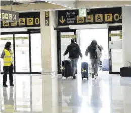  ?? EUROPA PRESS / ISAAC BUJ ?? Varios viajeros salen del aeropuerto de Palma de Mallorca (Islas Baleares).