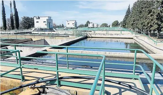  ?? JOSÉ GABRIEL HERNÁNDEZ/ARCHIVO ?? POTABILIZA­CIÓN. La planta Suquía, donde la empresa Aguas Cordobesas procesa el agua que llega del dique San Roque y que abastece al 70% de la ciudad de Córdoba.