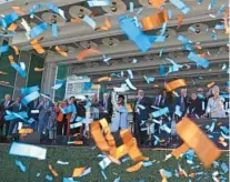  ?? SENTINEL RICARDO RAMIREZ BUXEDA/ORLANDO ?? Dignitarie­s raise a glass of champagne as confetti fly during the official ribbon cutting/grand opening of Steinmetz Hall at the Dr. Phillips Center for the Performing Arts, on Jan. 14, 2022.