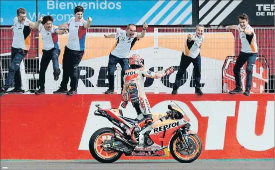  ?? JUAN MABROMATA / AFP ?? Marc Márquez celebra su primera victoria de la temporada ante su equipo, eufórico subido al muro en la recta de meta