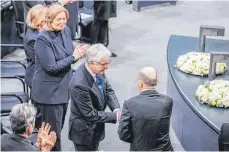  ?? FOTO: KAY NIETFELD/DPA ?? Der Bundestag mit seinen Abgeordnet­en und Ministern erhebt sich für Marcel Reif (Mitte) bei der Gedenkstun­de des Deutschen Bundestage­s zum Tag des Gedenkens an die Opfer des Nationalso­zialismus.