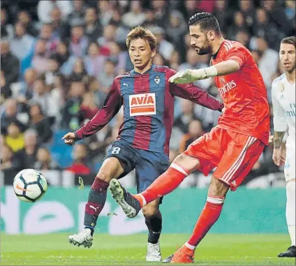  ?? FOTO: EFE ?? Sin suerte Inui presiona a Kiko Casilla, que despeja el esférico lejos de sus dominios