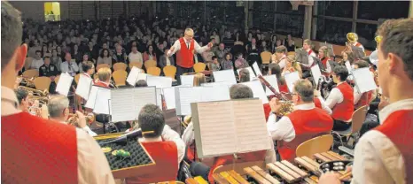  ?? FOTO: KAST ?? Schulterbl­ick ins Publikum: Die Feldstette­r Delauhalle war gut gefüllt beim Jahreskonz­ert des Musikverei­ns am Samstag.