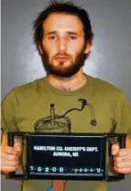  ??  ?? Hopper Penn auf dem Polizeirev­ier von Aurora in Nebraska. Er wurde mit diversen Drogen im Auto erwischt.