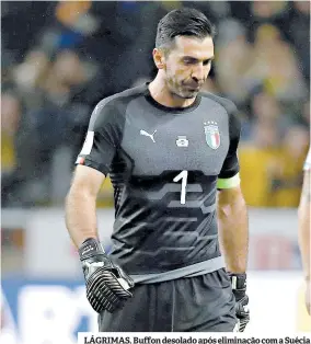  ??  ?? LÁGRIMAS. Buffon desolado após eliminação com a Suécia