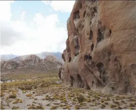  ??  ?? Izq.: el refugio La Brea desde un drone; antiguamen­te en el lugar funcionaba una planta de tratamient­o de minerales. Arriba: esperando el atardecer en el circuito Los Caserones.