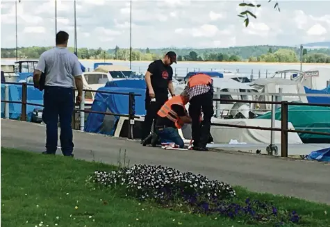  ?? CHO ?? Nach dem tödlichen Unglück werden die elektrisch­en Installati­onen im Hafen von La Neuveville untersucht.