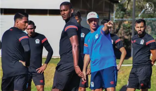  ?? FOTOS: ALEX PÉREZ, EMILIO FLORES Y MAURICIO AYALA ?? .
.
SUSPENSIÓN. Pedro Troglio no dirigirá ante UPNFM por haber sido expulsado contra Olancho FC.