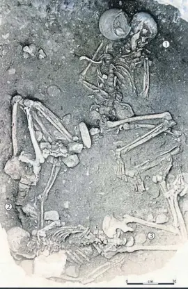  ?? Ludes et al. / Science Advances ?? LA VANGUARDIA
Restes de tres dones trobades en un jaciment de França