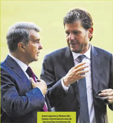  ?? ?? Joan Laporta y Mateu Alemany conversan en una de las muchas reuniones de esta pretempora­da.