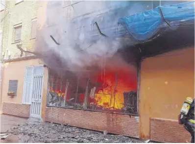  ?? Bombers de la Generalita­t ?? Imagen del incendio en el local ocupado en un edificio de Sant Adrià, ayer.